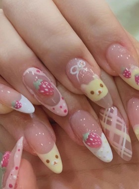 手工穿戴甲粉色奶黄色草莓小熊格纹可爱童趣卡通长椭圆显白美甲