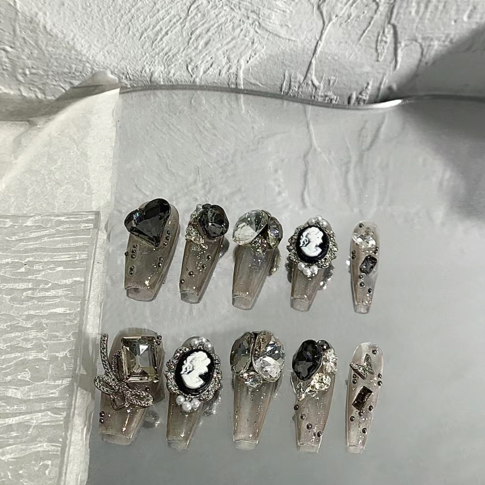 灰色轻奢巴洛克风穿戴甲