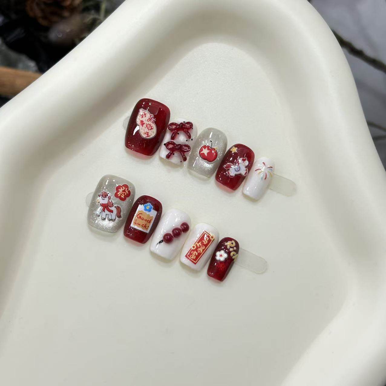 2026新年款卡通可爱小马穿戴甲红色新年款短款美甲贴显白高级感,彩妆/香水/美妆工具,穿戴甲/甲片,淘宝优惠券,粉丝福利购,淘宝优惠卷