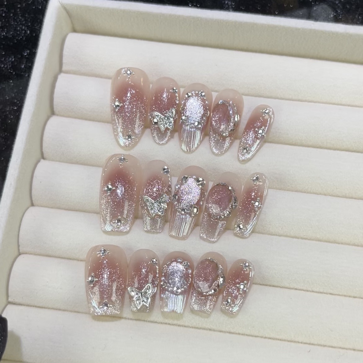 布契拉提淡紫色蝴蝶穿戴甲