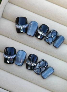 黑底蓝色爆闪猫眼菱格纹小钢珠碎钻仿珍珠拼贴法式日常短款穿戴甲