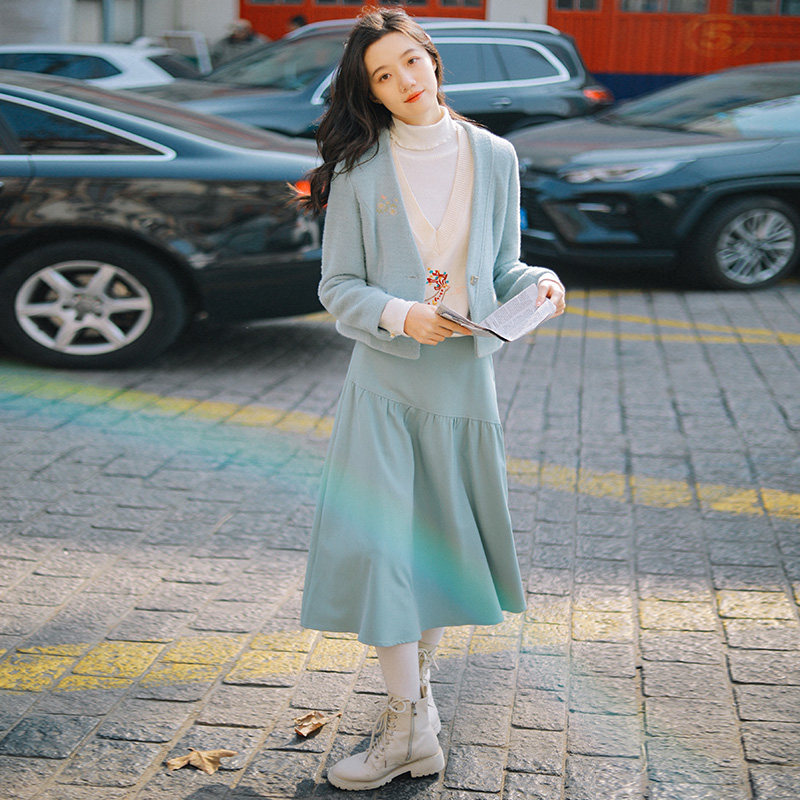 微笑向暖春季学院风刺绣西服外套加半裙女2024年短款别致原创气质,女装/女士精品,时尚套装,淘宝优惠券,粉丝福利购,淘宝优惠卷