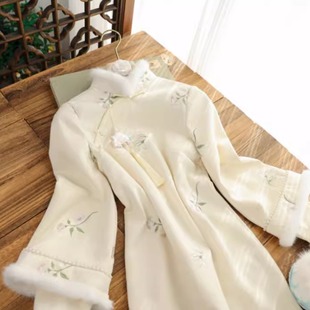 微笑向暖 2025年冬保暖加绒毛领新中式连衣裙淑女范绣花改良旗袍