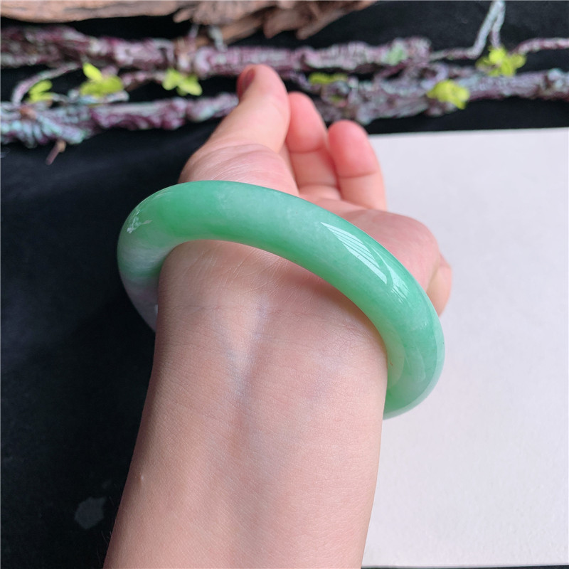 7月新品 鸿玉翡翠56圈口冰糯种紫底飘阳绿圆条玉手镯女款6K10716