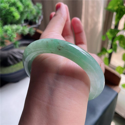 9月新品 鸿玉翡翠56圈口冰种飘绿圆条玉手镯女款正品35F70919
