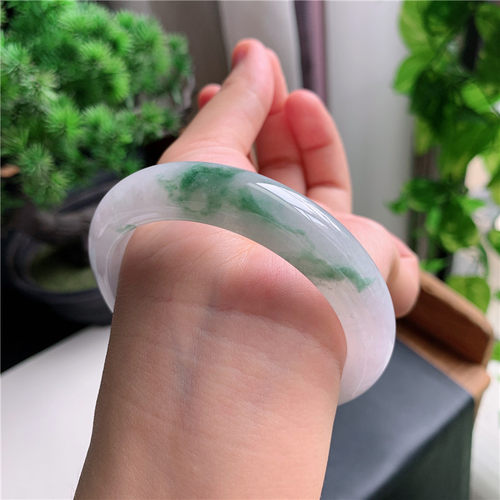 9月新品 鸿玉翡翠57圈口冰种飘绿花正圈玉手镯女款正品4G50901