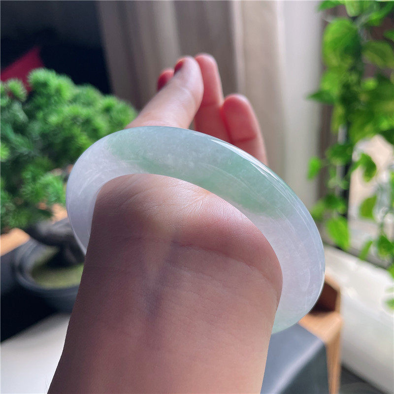 10月新品 鸿玉翡翠60圈口冰种粉底飘绿正圈玉手镯女款30D91019
