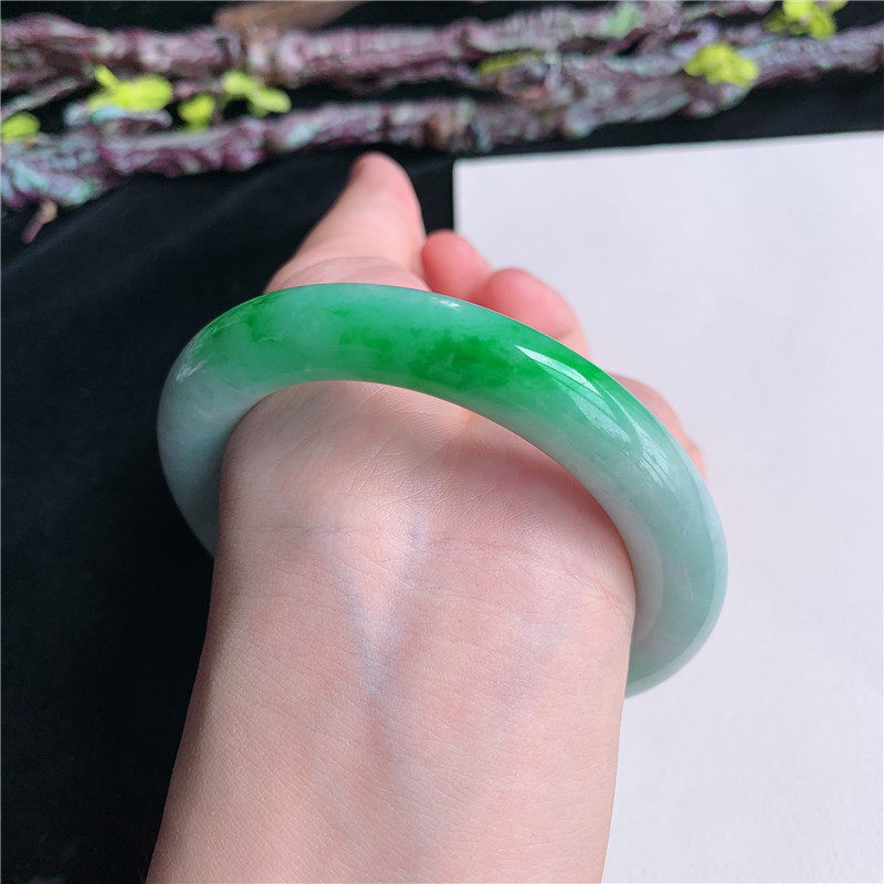 6月新品 鸿玉翡翠57圈口冰糯种飘阳绿圆条玉手镯女款正品13F70605