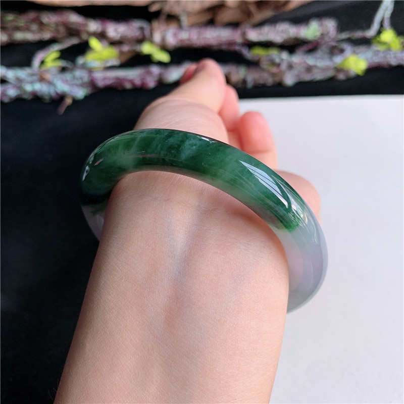7月新品 鸿玉翡翠53圈口冰糯种紫底飘绿花圆条玉手镯女款19T20711