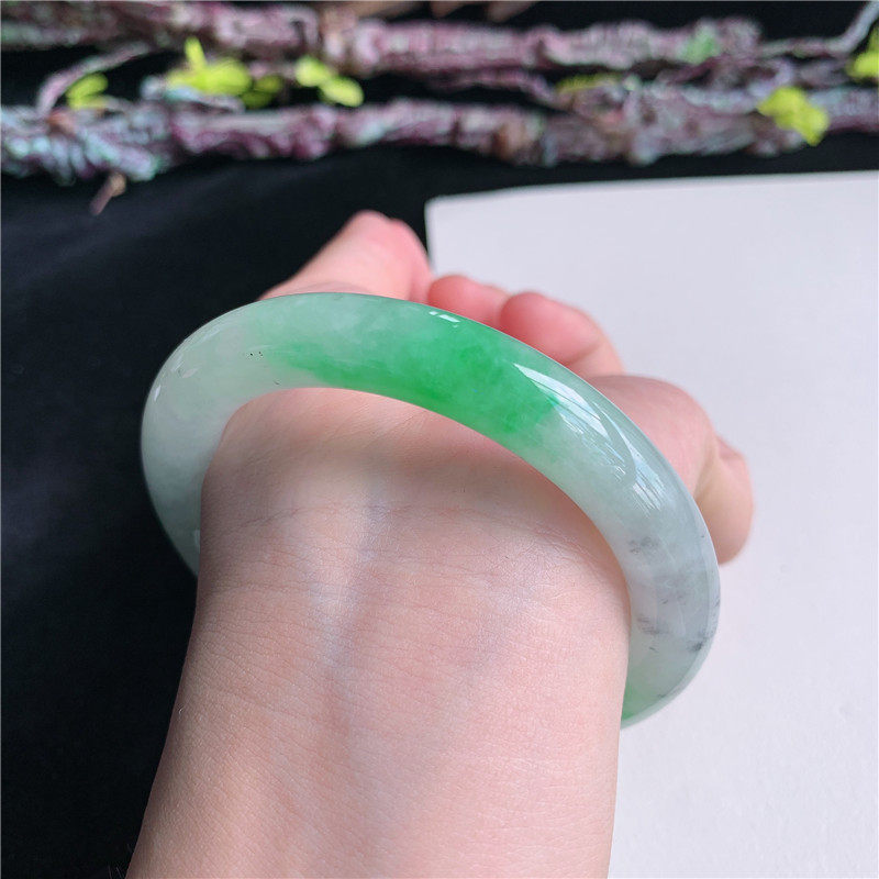 5月新品鸿玉翡翠56圈口冰糯种飘乌鸡飘阳绿圆条玉手镯女款6H50526
