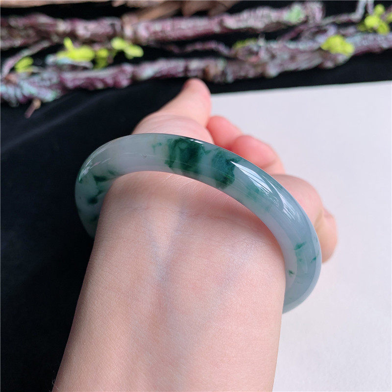 6月新品 鸿玉翡翠54圈口冰糯种飘绿花圆条玉手镯女款正品6G60601