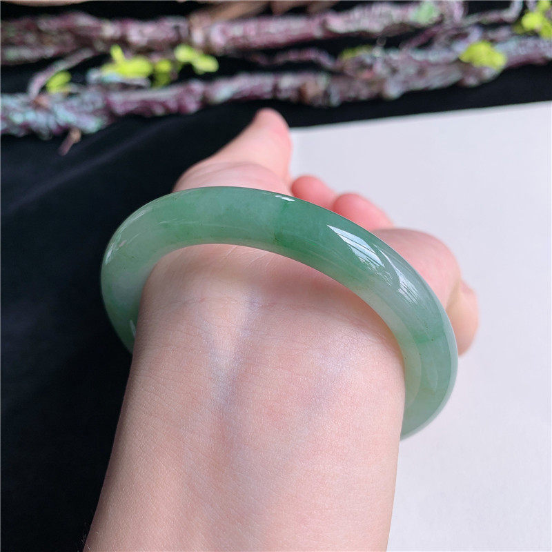 6月新品 鸿玉翡翠53圈口冰糯种双彩绿花圆条玉手镯女款2V30601