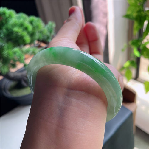 9月新品 鸿玉翡翠56圈口冰糯种飘阳绿正圈玉手镯女款正品25JJ0929