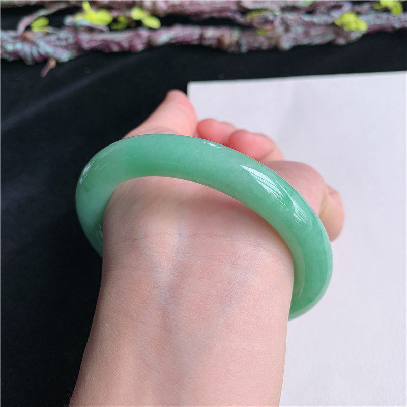 5月新品 鸿玉翡翠58圈口冰糯种满色满绿圆条玉手镯女款37F70529
