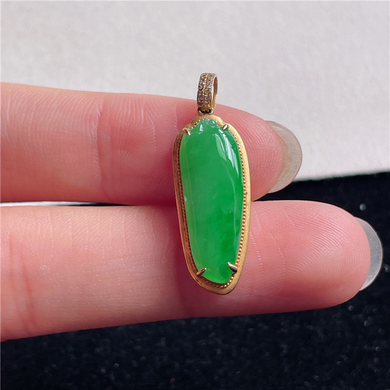 8月新品 鸿玉翡翠18k金镶嵌冰糯种满色满绿福瓜精美吊坠 A880826