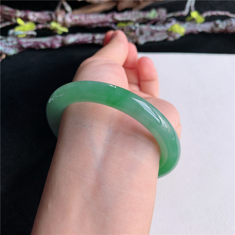 7月新品 鸿玉翡翠55圈口冰糯种阳绿色圆条玉手镯女款正品19K30711