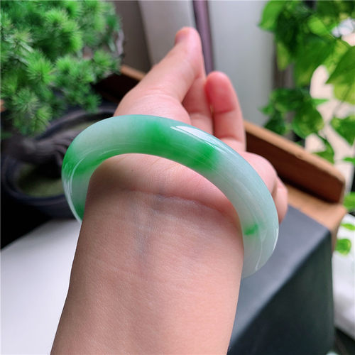 9月新品 鸿玉翡翠52圈口冰种飘阳绿圆条玉手镯女款正品1G80903
