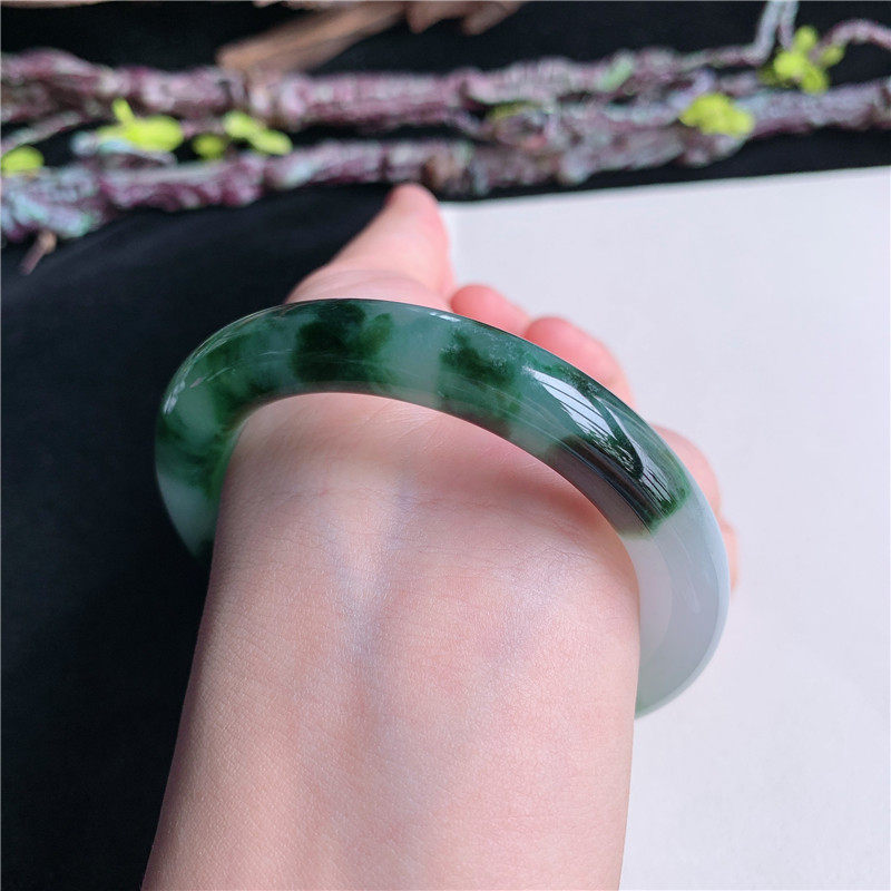6月新品 鸿玉翡翠55圈口冰糯种飘辣绿花圆条玉手镯女款11H30602