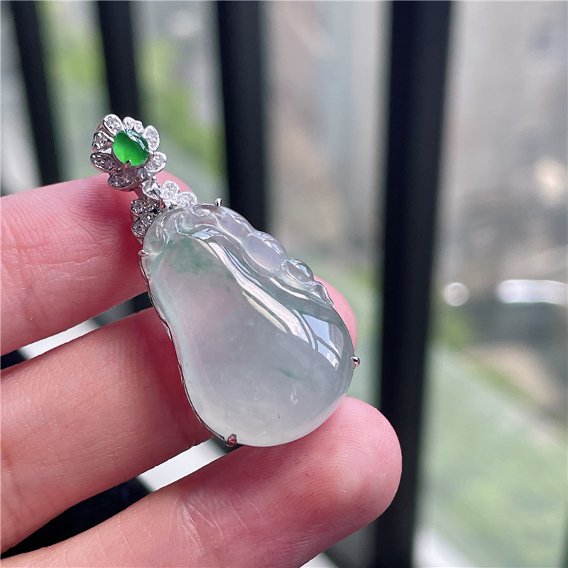 7月新品 鸿玉翡翠18k金镶嵌冰种飘绿花福瓜精美吊坠 正品A940711