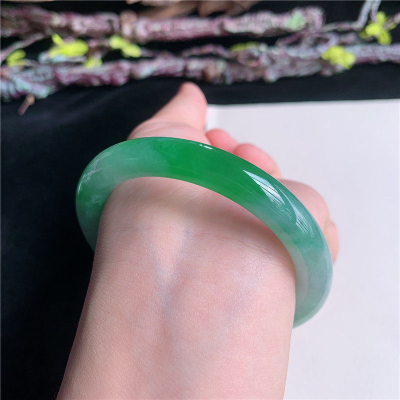 6月新品 鸿玉翡翠55圈口冰糯种飘阳绿圆条玉手镯女款正品4Y40603