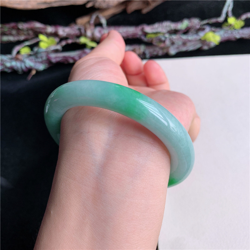 7月新品 鸿玉翡翠55圈口冰糯种飘阳绿圆条玉手镯女款正品36JJ0718