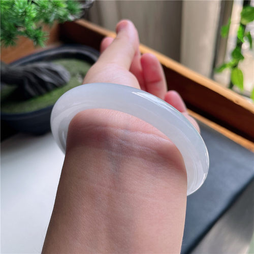 9月新品 鸿玉翡翠54圈口冰糯种带底色圆条玉手镯女款正品2H60911