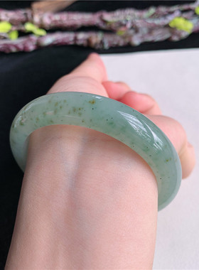 5月新品 鸿玉翡翠54圈口冰糯种黄加绿花正圈玉手镯女款29F70521