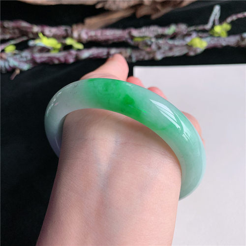 6月新品鸿玉翡翠58圈口冰糯种飘阳绿飘乌鸡正圈玉手镯女款4H70615