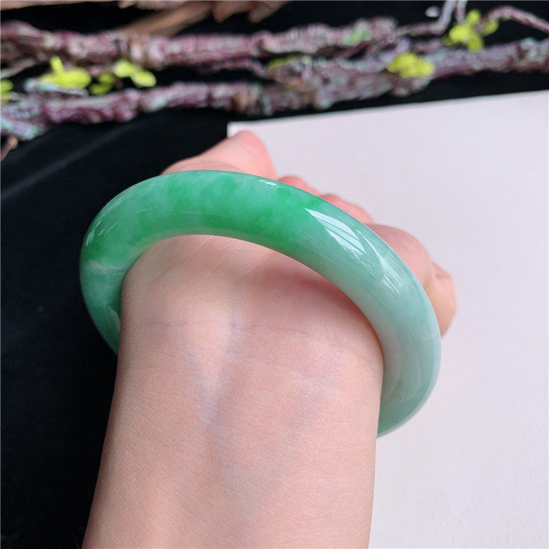 6月新品 鸿玉翡翠56圈口冰糯种飘阳绿圆条玉手镯女款正品12G50530