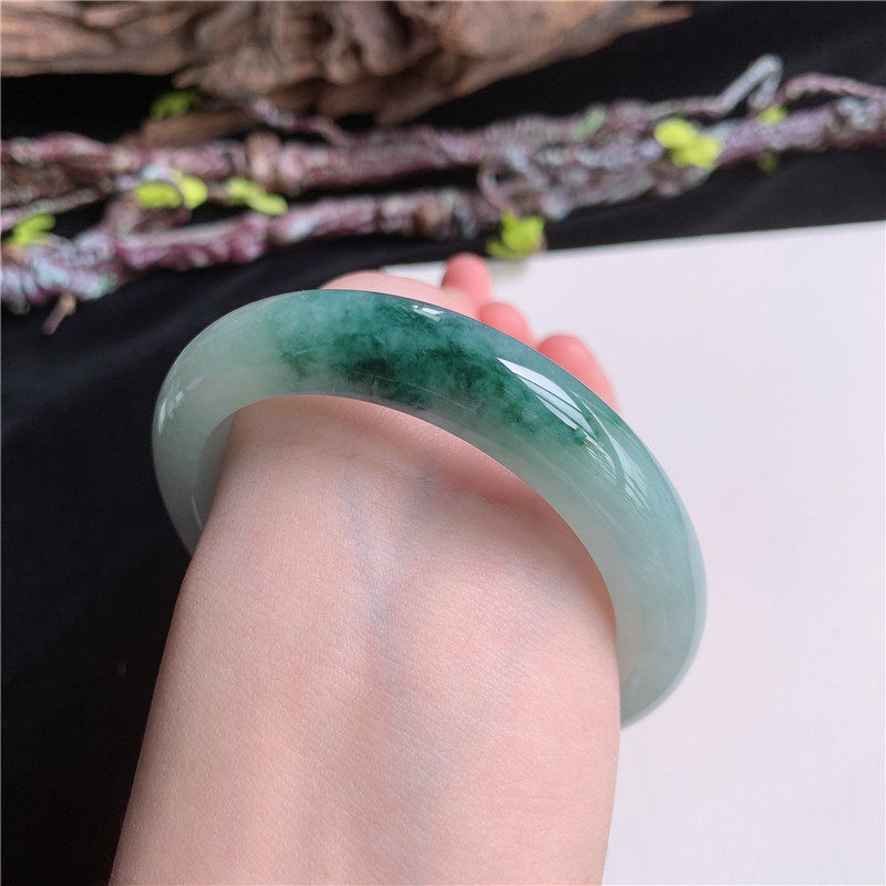 4月新品 鸿玉翡翠55圈口冰糯种飘绿花正圈手镯正品6K60407