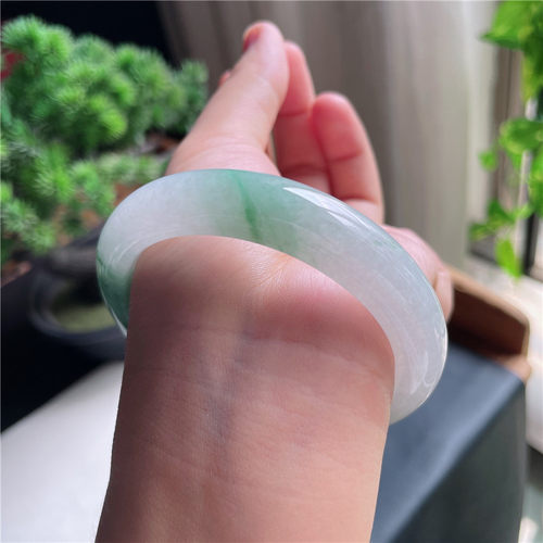 9月新品 鸿玉翡翠57圈口冰种飘绿花正圈玉手镯女款正品14R70919