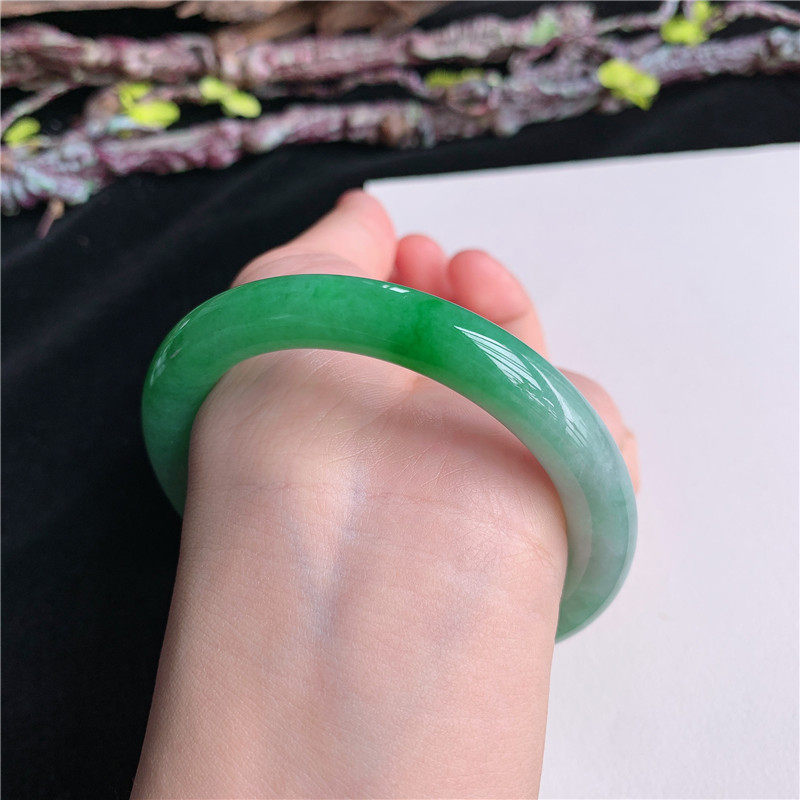 5月新品 鸿玉翡翠57圈口冰糯种飘阳绿圆条玉手镯女款正品1B20509