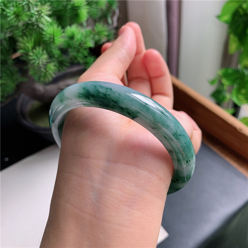 9月新品 鸿玉翡翠60圈口冰种飘绿花正圈玉手镯女款正品9X20901
