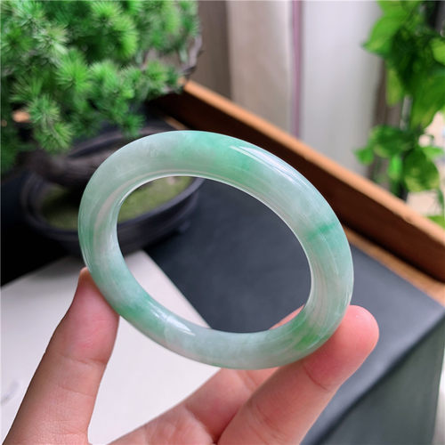 9月新品 鸿玉翡翠52圈口冰糯种飘阳绿圆条玉手镯女款正品1C10831