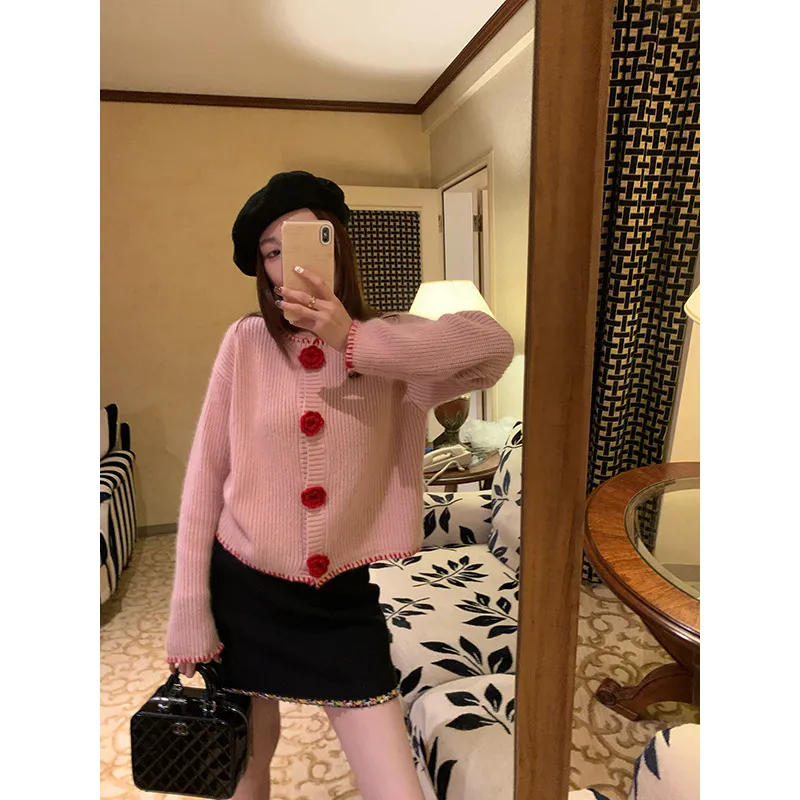 撞色圆领小众设计立体花朵复古温柔单排扣针织开衫2025春粉色毛衣