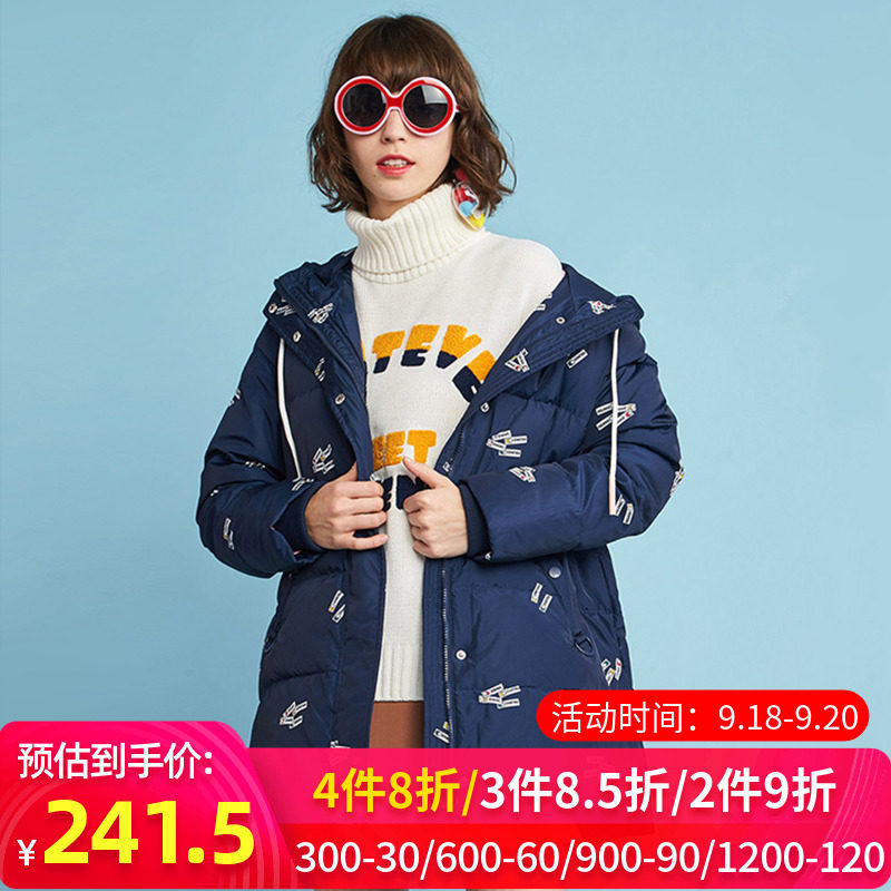 艾格冬装女装时尚印花百搭宽松白鸭绒中长款连帽羽绒服Y499