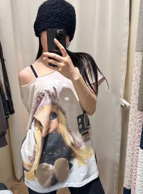 正确版 COY联名款26新款 娃娃印花 斜肩露肩设计宽松短袖T恤 女