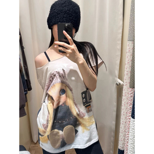 正确版 COY联名款26新款 娃娃印花 斜肩露肩设计宽松短袖T恤 女