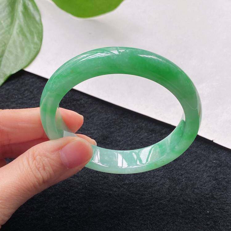冰糯种满绿苹果绿翡翠处理玉手镯