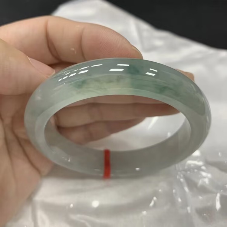 冰糯种浅油青翡翠处理玉镯子
