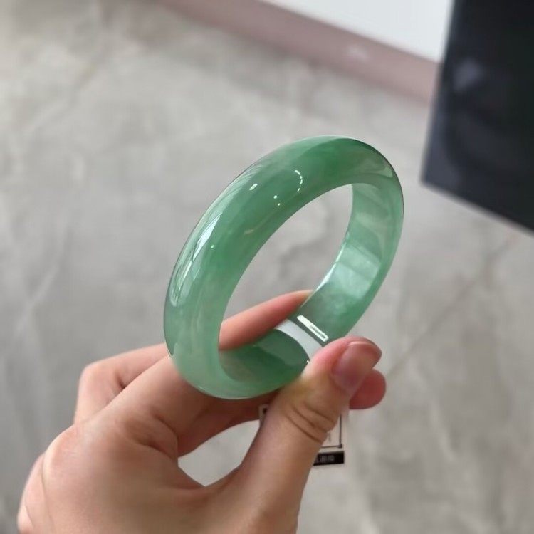 冰糯种油绿色飘花翡翠处理玉镯子
