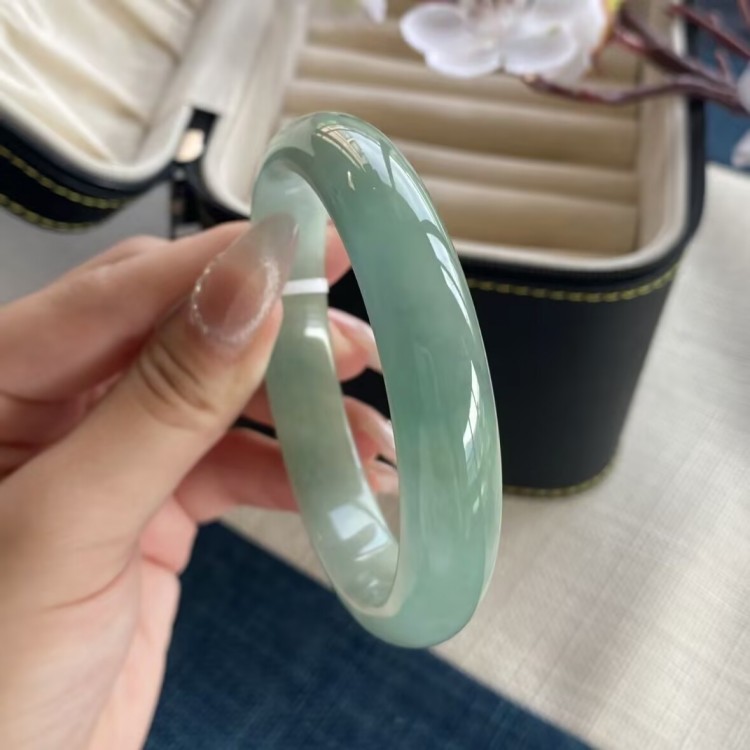 缅甸翡翠手镯冰糯种冰透浅绿翡翠处理玉镯子女款正圈玉石玉镯手镯