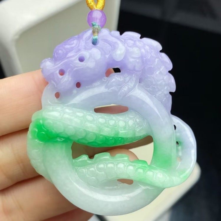 缅甸翡翠龙行天下吊坠