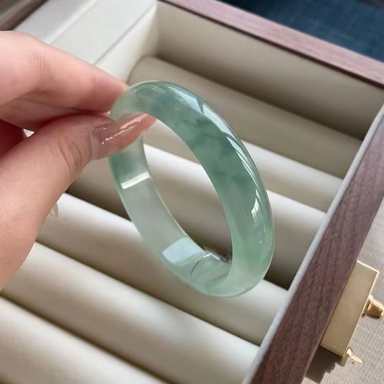 缅甸处理翡翠手镯冰种5A油青飘花翡翠处理玉镯子女士正圈绿晴镯子