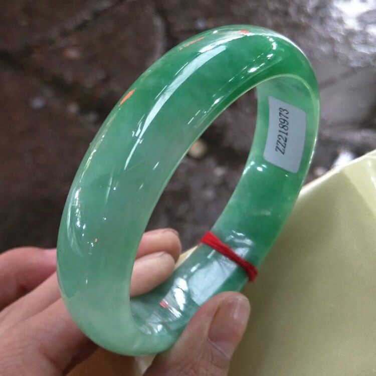 苹果绿飘绿花翡翠处理玉镯子
