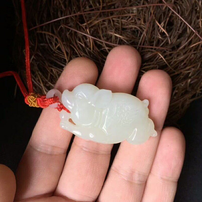 新品推出新疆和田玉十二生肖猪吊坠情侣毛衣链白玉招财猪玉佩送证