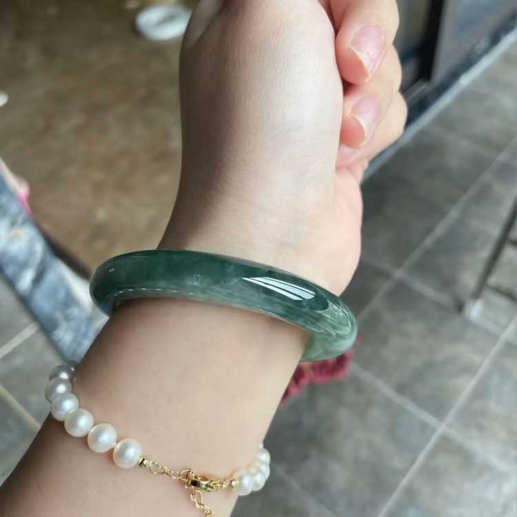 冰糯种油青色飘花翡翠处理玉镯子