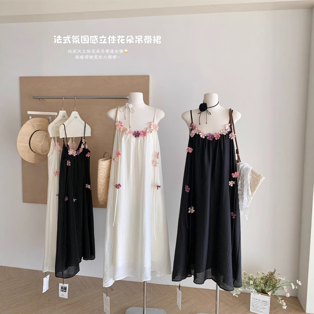 度假风立体花朵抹胸吊带连衣裙女春2025新款垂感褶皱宽松大摆长裙