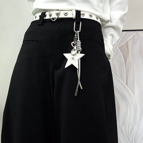 百搭银色系裤子挂饰，提升时髦感