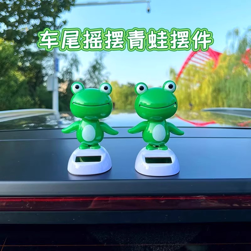 太阳能青蛙汽车摆件卡通公仔车载